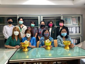 Read more about the article คณาจารย์กราบสวัสดีรดน้ำดำหัว ขอพรอาจารย์ผู้ใหญ่ผู้มีพระคุณต่อสาขาวิชาพยาบาลศาสตร์ มสธ. เนื่องในวันสงกรานต์ วันปีใหม่ไทย 2565